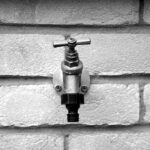 Buitenkraan aansluiten: zo leg je zelf een waterleiding naar de tuin